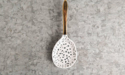 urban-natureculture-lepel-kuba-wit-stoneware-(serveer)bestek-koken-tafelen2